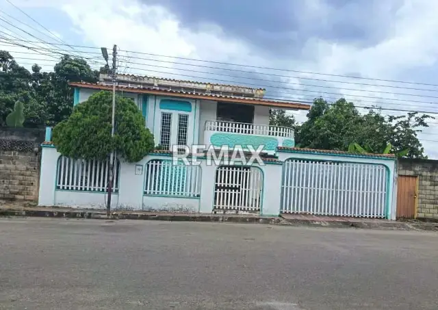 EN VENTA CASA DE 2 NIVELES UBICADA EN LA FRIA
