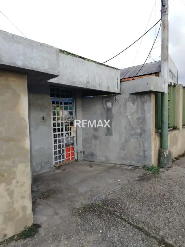 Ofrece en venta Casa con local comercial para venta de comida en la Perimetral Brisas del aeropuerto