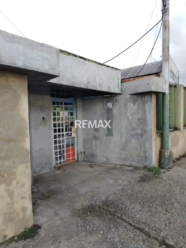 Ofrece en venta Casa con local comercial para venta de comida en la Perimetral Brisas del aeropuerto
