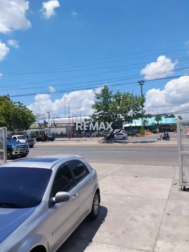 LOCAL COMERCIAL EN ALQUILER AV. INTERCOMUNAL TURMERO MARACAY A PIE DE CALLE