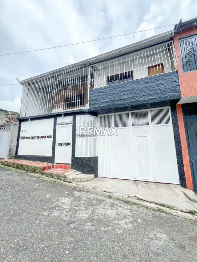 Se vende Casa de 2 niveles, BIFAMILIAR Sector Llano La Cruz Cordero