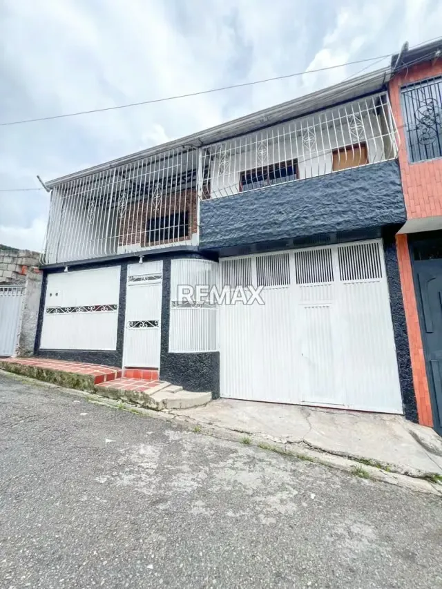 Se vende Casa de 2 niveles, BIFAMILIAR Sector Llano La Cruz Cordero