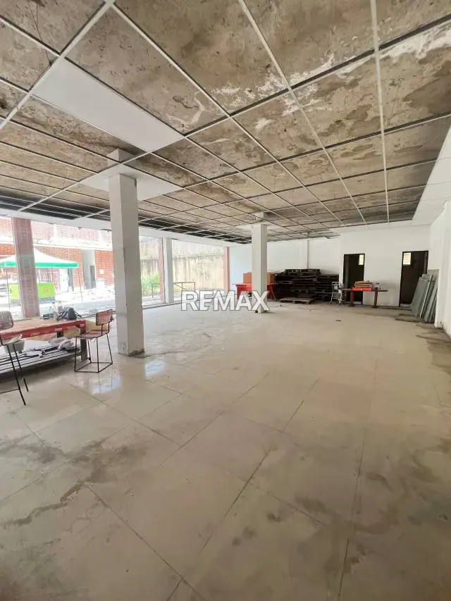 Alquiler de Exclusivo y Amplio Local Comercial en El Castaño – C.C. Walio - 2