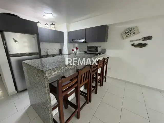 En venta apartamento con vista al mar remodelado en casco central de Tucacas en el Conjunto Residencial Alcatraz