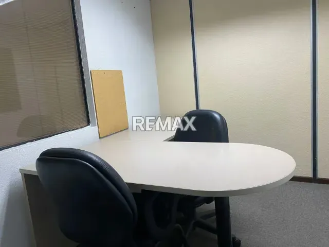 Oficina en Alquiler en la Zona Industrial de La Trinidad Baruta, incluye acceso a áreas comunes como Salón de coferencia, comedor, baños y recepción.