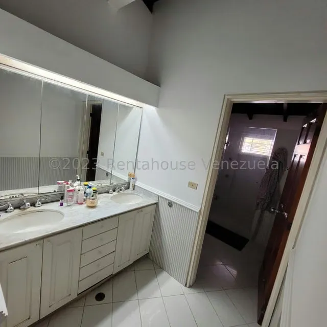 Casa (Multipes Niveles) en Venta en Cumbres de Curumo, Distrito Metropolitano - 24