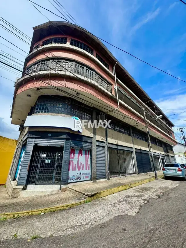 Se alquila local comercial a PIE DE CALLE, ubicado en el la carrera 8 con calle 3 y 4, CENTRO a tan solo una cuadra de la 7ma avenida Edificio MARY CENTER Local 4