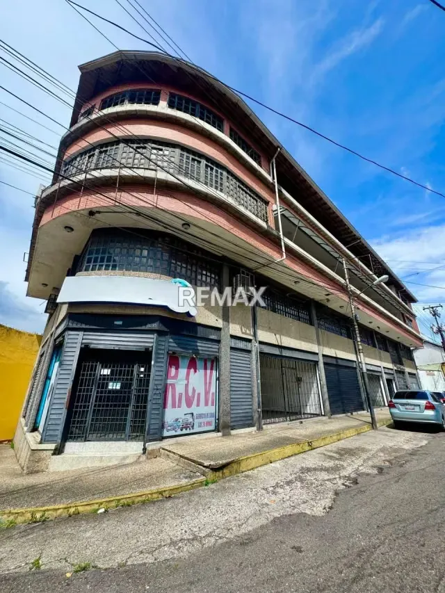 Se alquila local comercial a PIE DE CALLE, ubicado en el la carrera 8 con calle 3 y 4, CENTRO a tan solo una cuadra de la 7ma avenida Edificio MARY CENTER Local 4