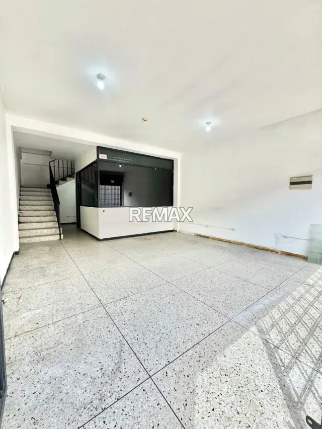 Se alquila local comercial a PIE DE CALLE, ubicado en el la carrera 8 con calle 3 y 4, CENTRO a tan solo una cuadra de la 7ma avenida Edificio MARY CENTER Local 4 - 3