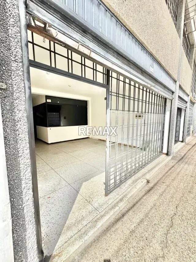 Se alquila local comercial a PIE DE CALLE, ubicado en el la carrera 8 con calle 3 y 4, CENTRO a tan solo una cuadra de la 7ma avenida Edificio MARY CENTER Local 4 - 4