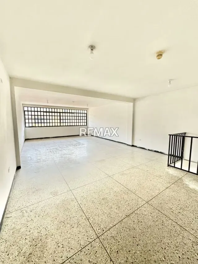 Se alquila local comercial a PIE DE CALLE, ubicado en el la carrera 8 con calle 3 y 4, CENTRO a tan solo una cuadra de la 7ma avenida Edificio MARY CENTER Local 4 - 5