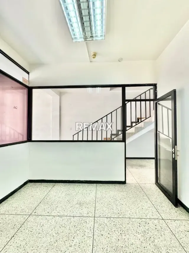 Se alquila local comercial a PIE DE CALLE, ubicado en el la carrera 8 con calle 3 y 4, CENTRO a tan solo una cuadra de la 7ma avenida Edificio MARY CENTER Local 4 - 7