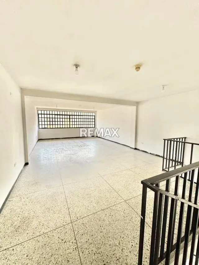 Se alquila local comercial a PIE DE CALLE, ubicado en el la carrera 8 con calle 3 y 4, CENTRO a tan solo una cuadra de la 7ma avenida Edificio MARY CENTER Local 4 - 8
