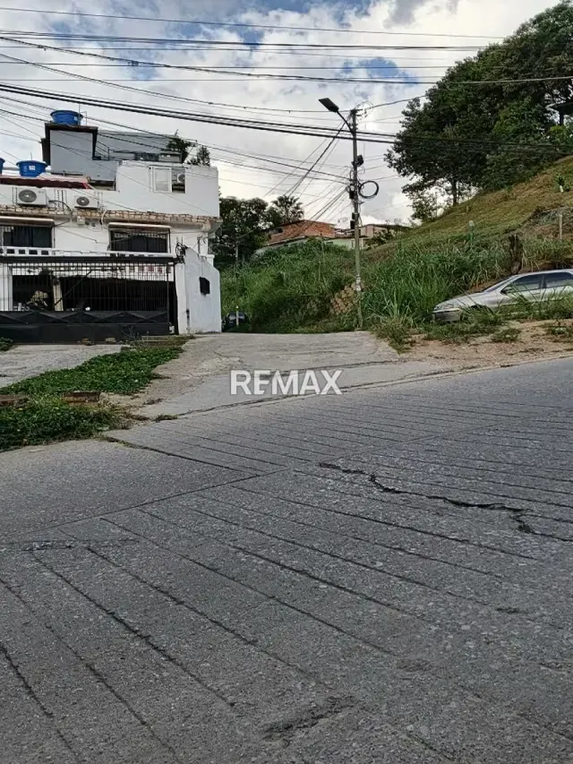 CASA EN VENTA EN CARICUAO LAS TERRAZAS ZONA B LATERAL