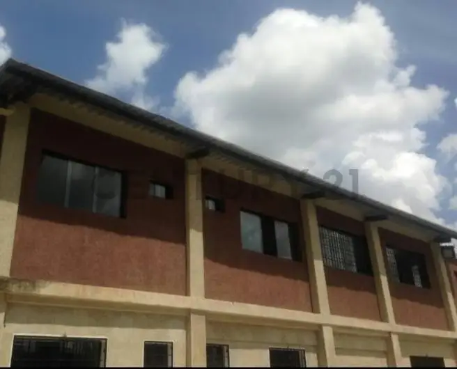 En Venta Local Comercial de 2 Niveles en el Centro de San Carlos Cojedes