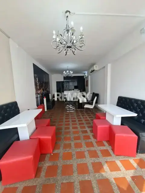 EN VENTA CASA CON LOCALES EN URB. NUEVA SEGOVIA