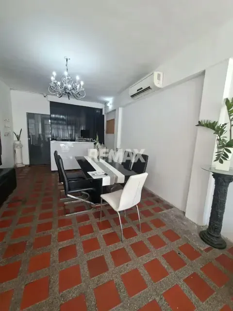 EN VENTA CASA CON LOCALES EN URB. NUEVA SEGOVIA - 14