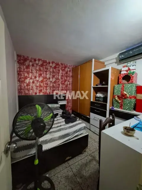 EN VENTA CASA CON LOCALES EN URB. NUEVA SEGOVIA - 4