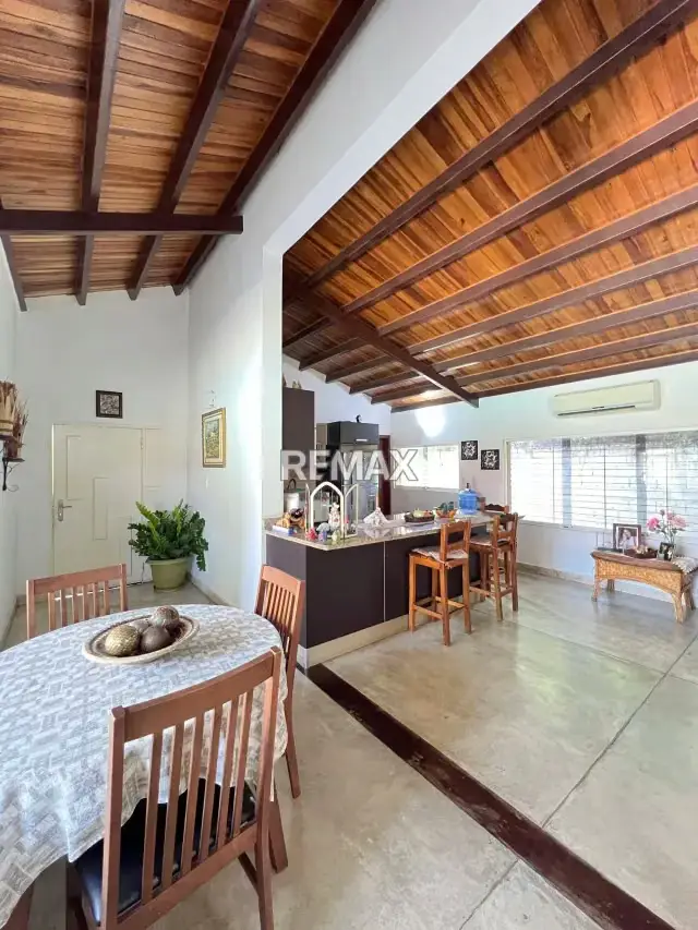 Casa de esquina al estilo campestre tenemos en venta.