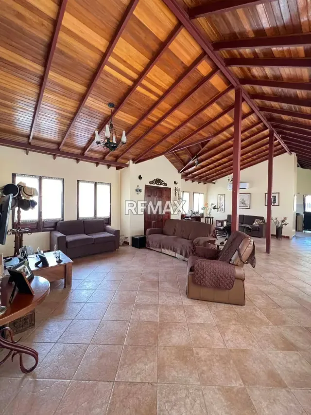Casa de esquina al estilo campestre tenemos en venta. - 8