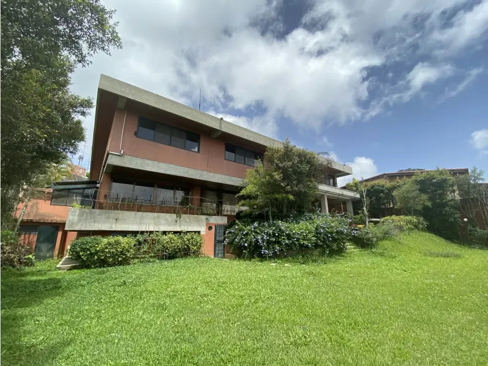 Venta casa en La Lagunita (4H+2S+CH/3B+S+CH/4PE+)