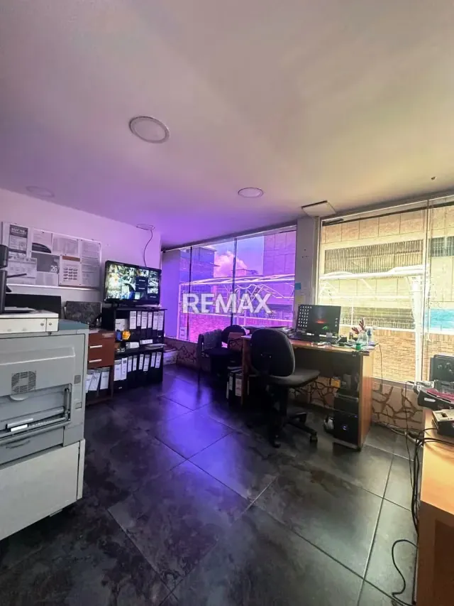 LOCAL COMERCIAL EN VENTA - URB. LA URBINA - 3