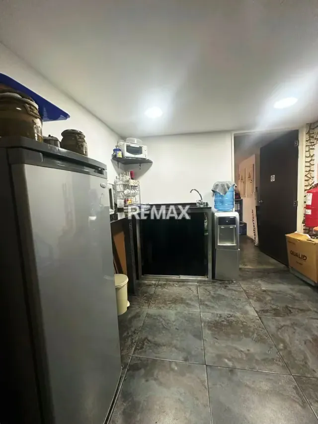 LOCAL COMERCIAL EN VENTA - URB. LA URBINA - 4