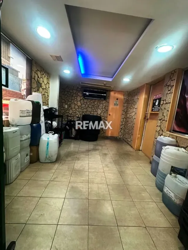 LOCAL COMERCIAL EN VENTA - URB. LA URBINA - 5