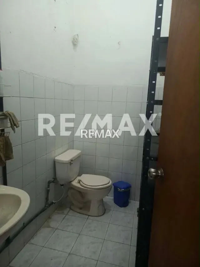 Local comercial en alquiler ideal para venta de repuestos y autoperiquitos - Sector El Palito, Acarigua. - 3