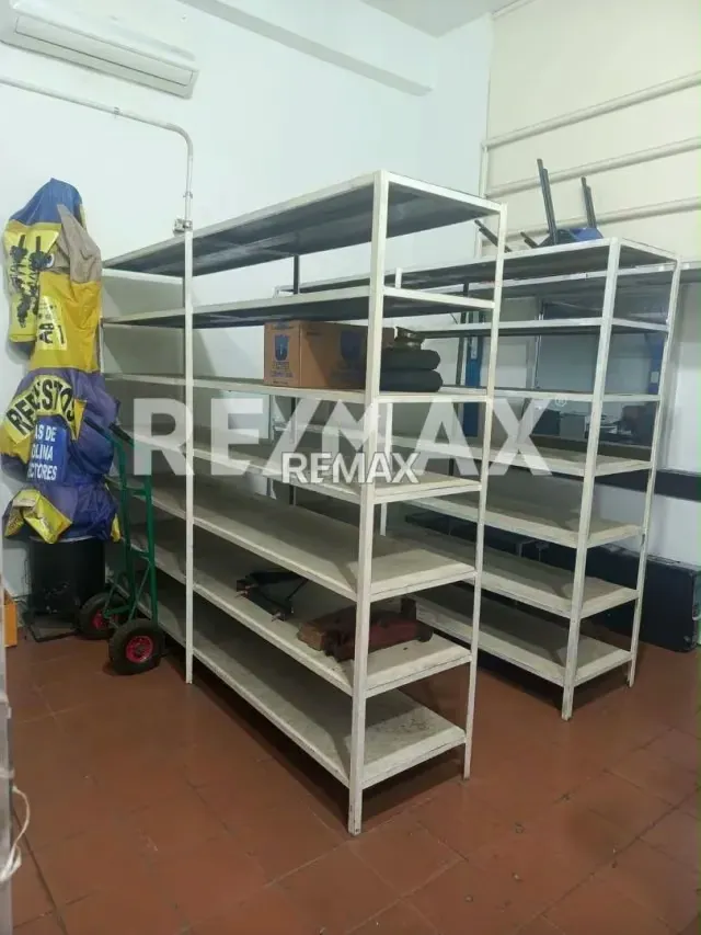 Local comercial en alquiler ideal para venta de repuestos y autoperiquitos - Sector El Palito, Acarigua. - 6