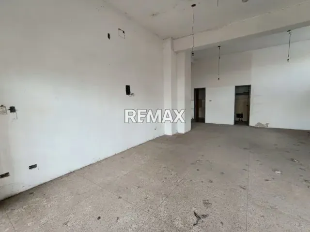 LOCAL COMERCIAL EN ALQUILER CONJ. RES. COM. ARAGUANEY - 4
