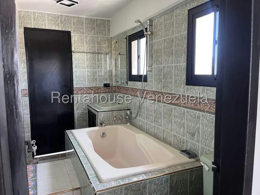 Apartamento (1 Nivel) en Alquiler en Del Este, Lara - 11
