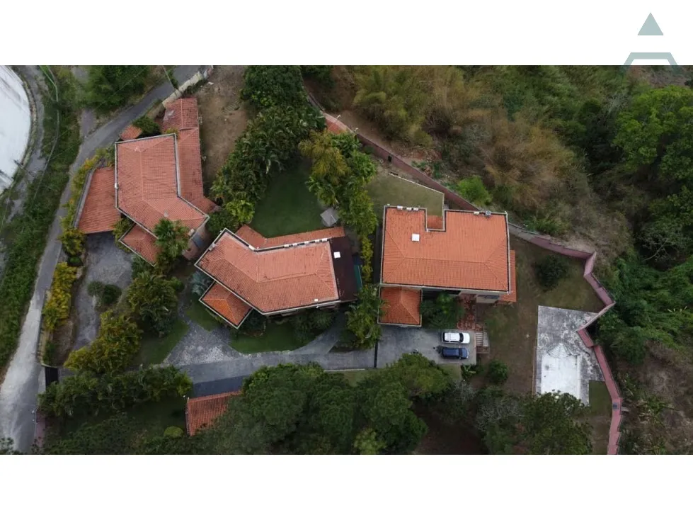 Conjunto cerrado completo comprendido por 3 casas, piscina, jardines