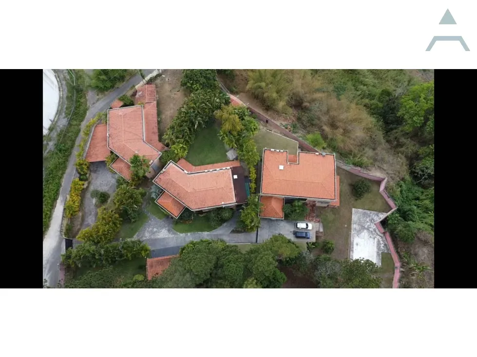 Conjunto cerrado completo comprendido por 3 casas, piscina, jardines - 2