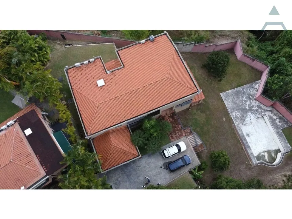 Conjunto cerrado completo comprendido por 3 casas, piscina, jardines - 3