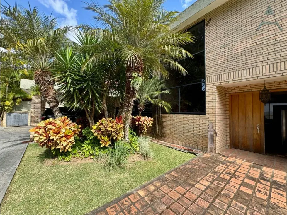 Conjunto cerrado completo comprendido por 3 casas, piscina, jardines - 4