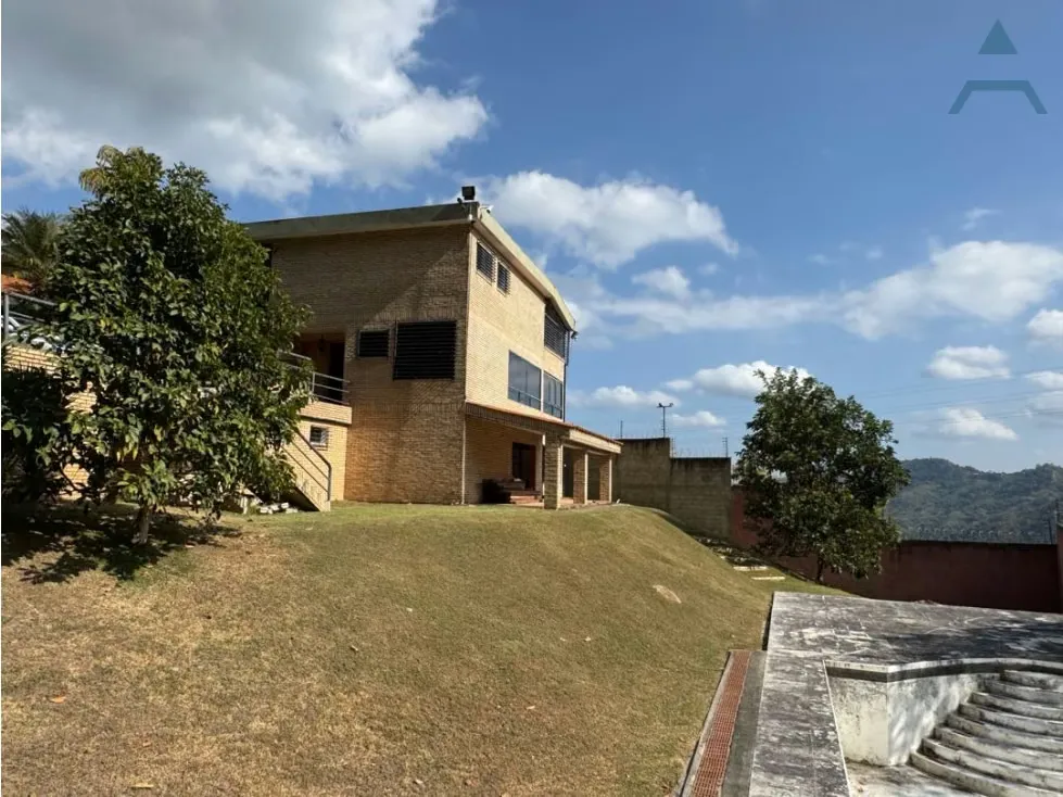 Conjunto cerrado completo comprendido por 3 casas, piscina, jardines - 8