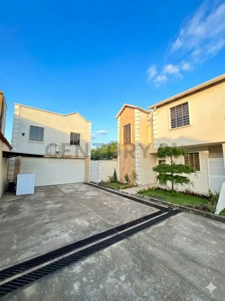 En venta espectacular Townhouse moderno de arquitectura moderna