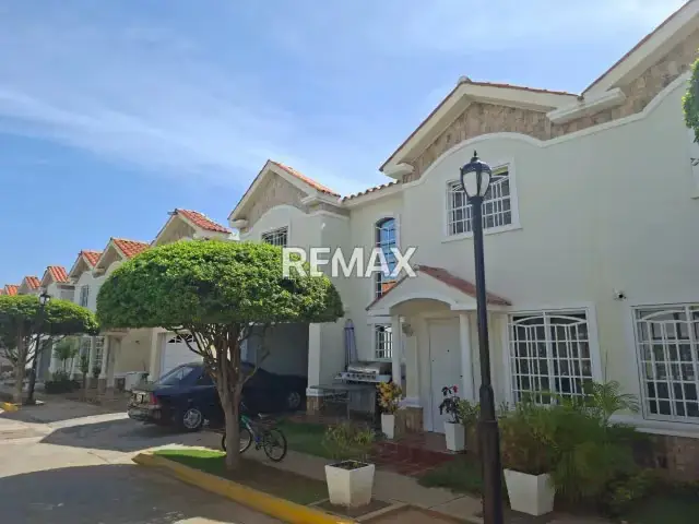 En venta Casa en villa Antares , Amoblada