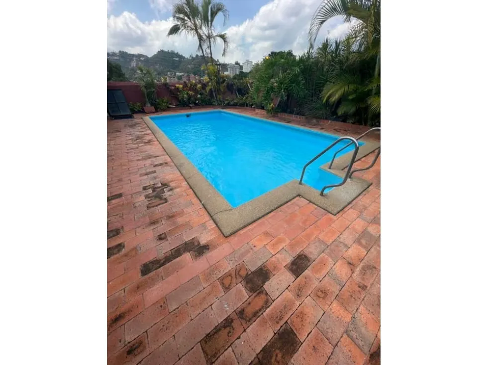 Se Vende o Alquila casa 400m2 4h+2s/4b/3p Cerro Verde 7262