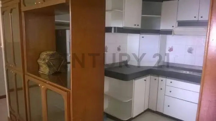 Se Vende cómodo Apto. en Edif. Gremium - Av. El Milagro, Maracaibo - 17