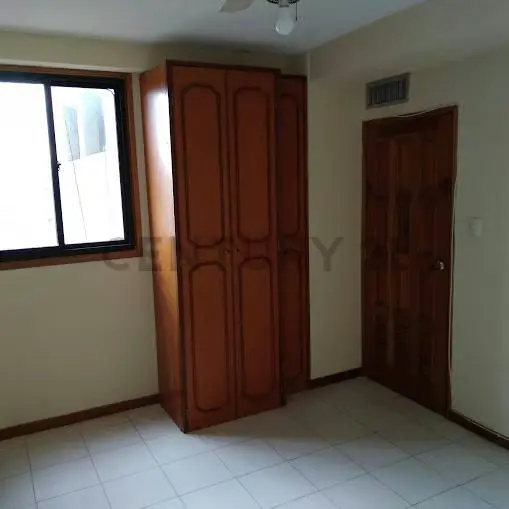 Se Vende cómodo Apto. en Edif. Gremium - Av. El Milagro, Maracaibo - 5
