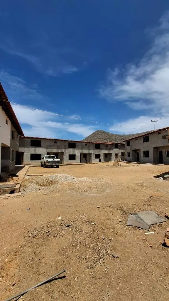 EXCELENTE TOWNHOUSE EN OBRA BLANCA EN VILLA VICTORIA, APOSTADERO, PAMPATAR - 5