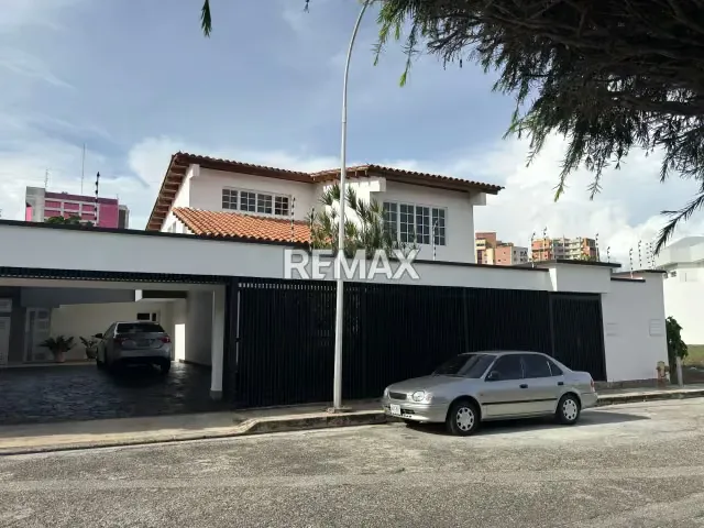 EN VENTA QUINTA URB EL PARRAL - 4