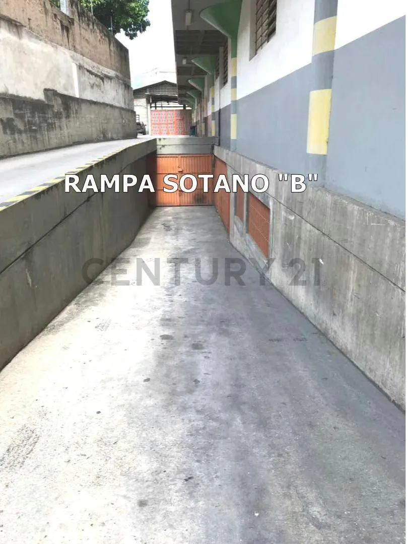 Alquiler de Excelente local industrial La Yaguara, Av. Ppl. Antimano - 12