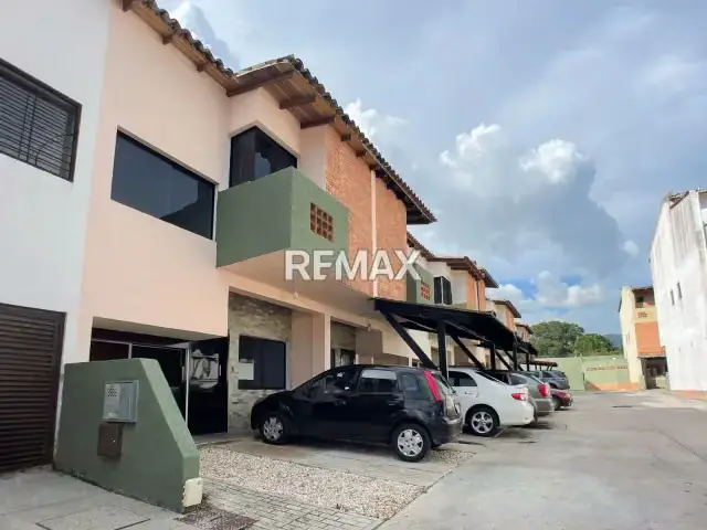 Venta de Townhouse en obra blanca, Naguanagua Res Rústicana Country