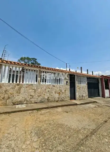 CASA EN VENTA ​Carrera 3 entre Calles 2 y 3, Manuel Felipe Rugeles, N° 3-118. Via Lomas Blancas