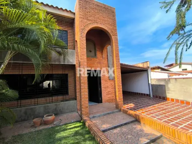 En venta casa amplia en la Urb. El Parral ,Valencia