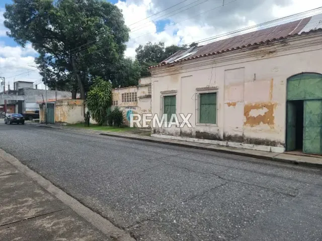EN VENTA BIENHECHURIA CON TERRENO UBICADO EN EXCELENTE ZONA DE ARAURE