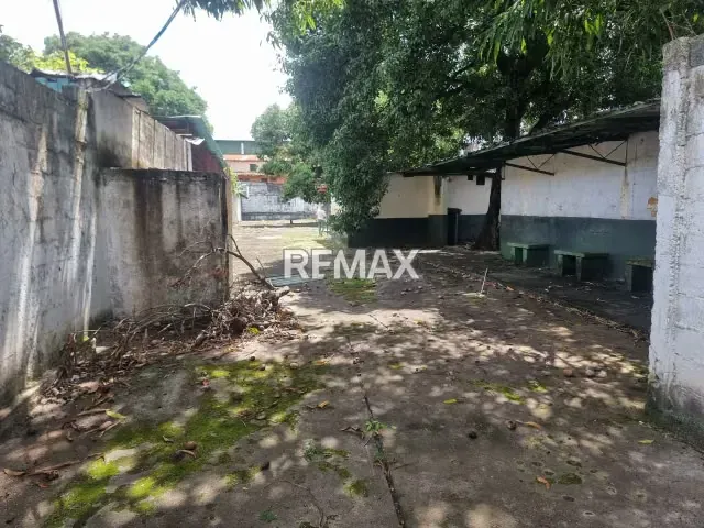 EN VENTA BIENHECHURIA CON TERRENO UBICADO EN EXCELENTE ZONA DE ARAURE - 12